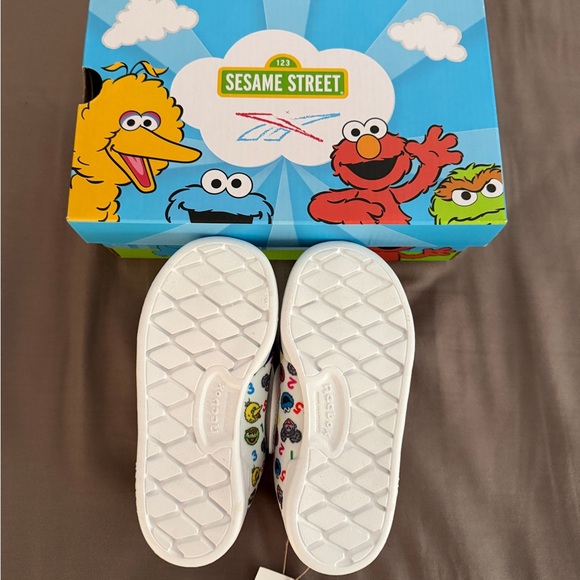 BNWT Reebok Sesame Street Kids Slip-On Sneakers - Picture 4 of 6